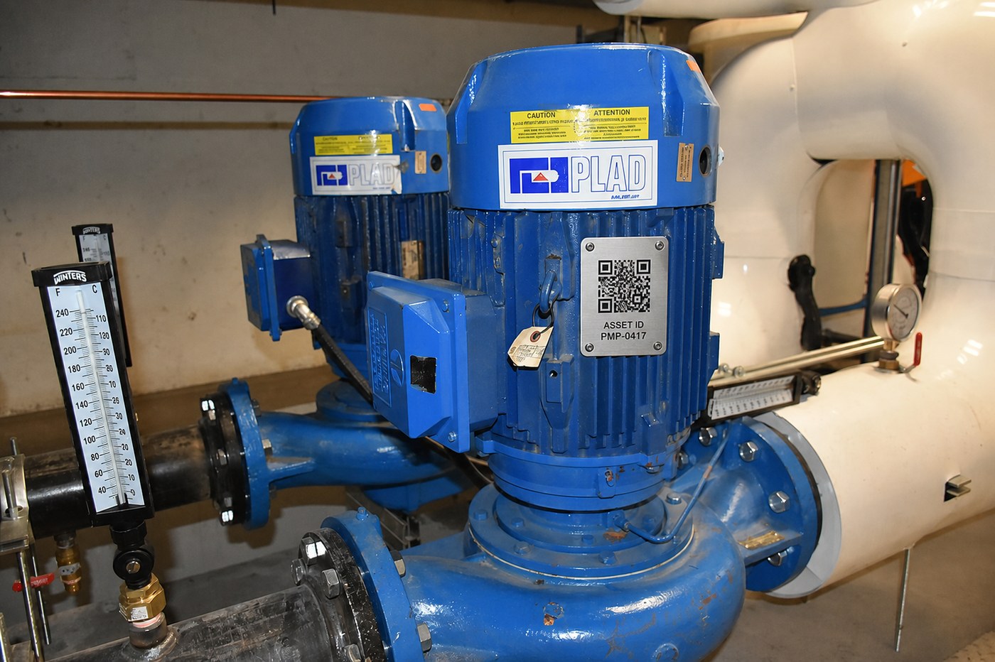 Mechanical pump with an attached QR identification plate